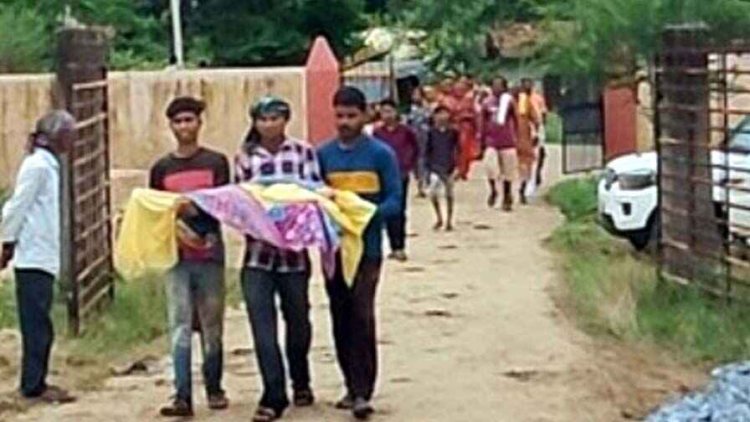 छत्तीसगढ़ में सरकारी अस्पताल में खून की जांच नहीं, मलेरिया से एक और बच्चे की संदिग्ध मौत, पीएचसी में शव रखकर प्रदर्शन