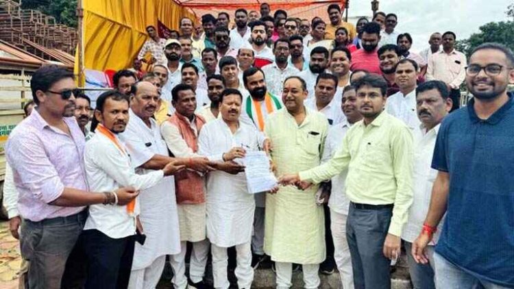 देवेंद्र यादव की गिरफ्तारी के खिलाफ बारिश के बीच कांग्रेस पार्टी का  हल्ला बोल, धरना प्रदर्शन कर सौपा ज्ञापन. फर्जी केस में फंसाने का लगाया आरोप