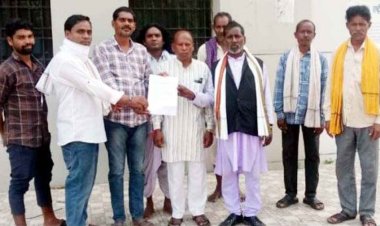 कलेक्टर जनदर्शन में ग्रामीणों ने सचिव अशोक महांती के खिलाफ लगाया भ्रष्टाचार का आरोप, आठ बिंदूओं में शिकायत कर किया जांच की मांग