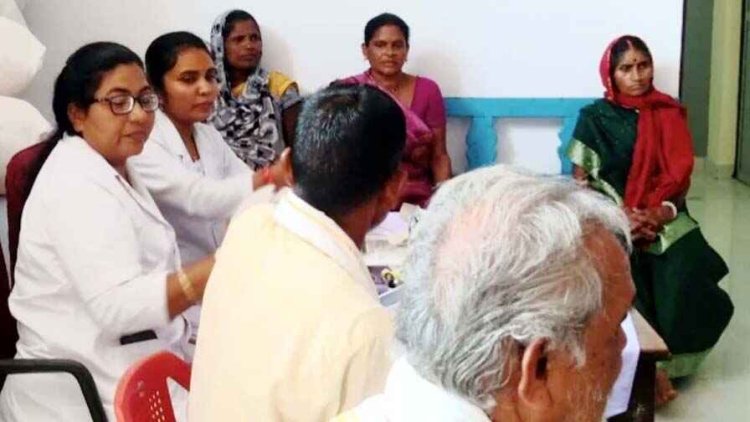 सामुदायिक स्वास्थ्य केन्द्र में सीनियर सिटीजन के नियमों की उड़ रही धज्जियां, अस्पताल प्रबंधन की गैर जिम्मेदारी के चलते कर्मचारी हो गए हैं बेलगाम