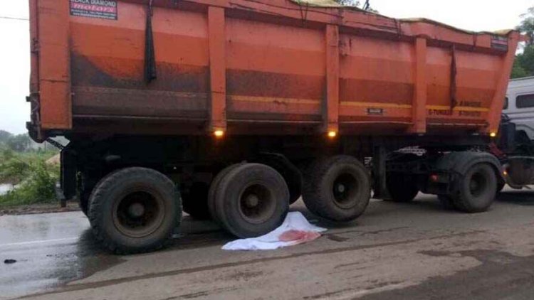 ट्रेलर की चपेट में आए तीन लोग, एक की मौत, अनियंत्रित कोयला लोडर वाहन ने मारी टक्कर, 26 साल के युवक की गई जान, ग्रामीणों ने किया चक्काजाम