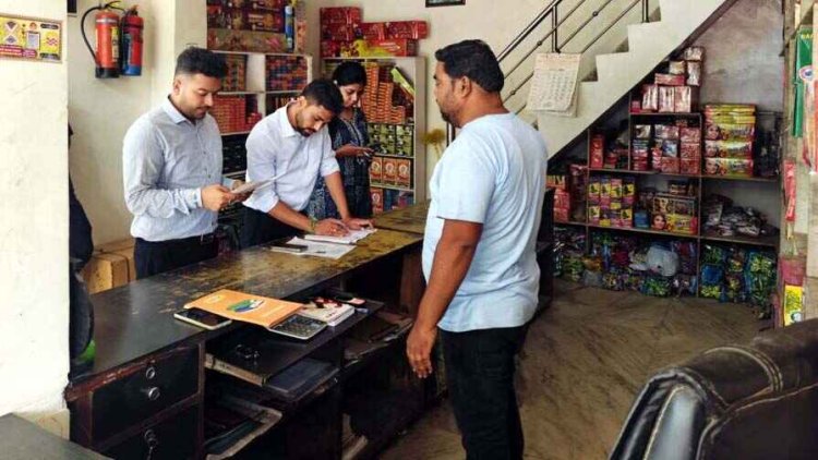 फटाखा दुकानों में छापा, प्रशासन ने लिया सख्त रुख, जय गणेश ट्रेडर्स को कारण बताओ नोटिस जारी, सुरक्षा के लिए जारी किए दिशा-निर्देश