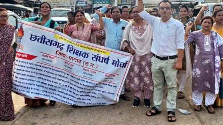 मोदी की गारंटी को लागू करने की मांग कर रहे शिक्षक, 5 सूत्रीय मांगों को लेकर 1 लाख 80 हजार शिक्षकों ने हड़ताल कर किया प्रदर्शन, स्कूलों में पढ़ाई ठप