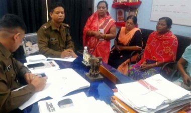 आधी रात प्रेमिका से मिलने कार लेकर पहुंचा प्रेमी, हड़बड़ी में टूट गया मंदिर के सामने का तुलसी चौरा, महिलाए पहुंची थाना, हिरासत में आशिक