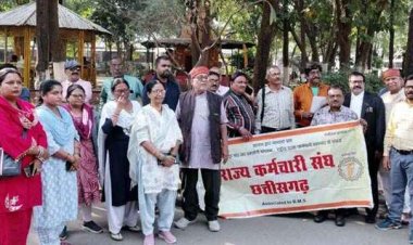 रायपुर में राज्य कर्मचारी संघ के आव्हान पर प्रभारबाद को समाप्त करने की मांग को लेकर कलेक्टर को सौंपा गया ज्ञापन