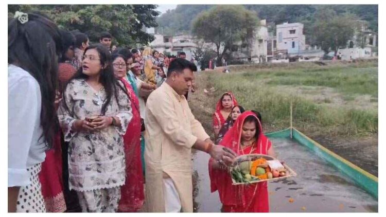 धूमधाम के साथ मनाया गया सूर्य उपासना का महापर्व छठ, राजधानी में राज ठेठवार परिवार ने चौक पर हर्षोल्लास के साथ मनाया मातर का महापर्व