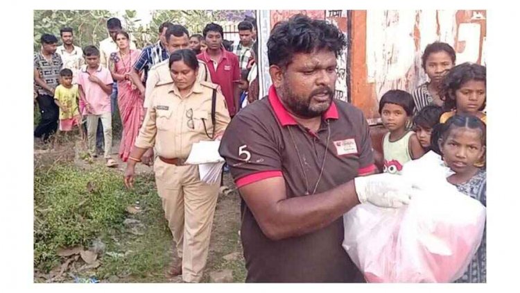 इंसानियत हुई शर्मसार!, पॉलीथिन में भरकर नवजात शिशु को झाड़ियों में फेंका, मंदिर के पास खून से सनी बच्ची की लाश मिलने से फैली सनसनी