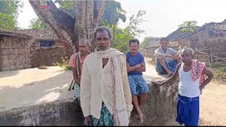 पटवारी ने खड़ी फसल रकबा को किया निरंक, कहा- दो हजार दो रकबा ठीक कराओ!, अब भटक रहे 40 से ज्यादा मजबूर किसान, जिम्मेदार कौन?