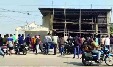 निर्माणाधीन शो-रुम में काम के दौरान 33 केवी हाई वोल्टेज लाइन में करंट लगने से ठेकेदार की दर्दनाक मौत, मचा हडकंप, जांच में जुटी पुलिस