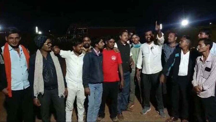 खरीदी केंद्र में धान तौलने में सामने आई गड़बड़ी, प्रभारी व्यवस्थापक ने स्वीकार की धांधलेबाजी, किसानों ने जमकर किया प्रदर्शन