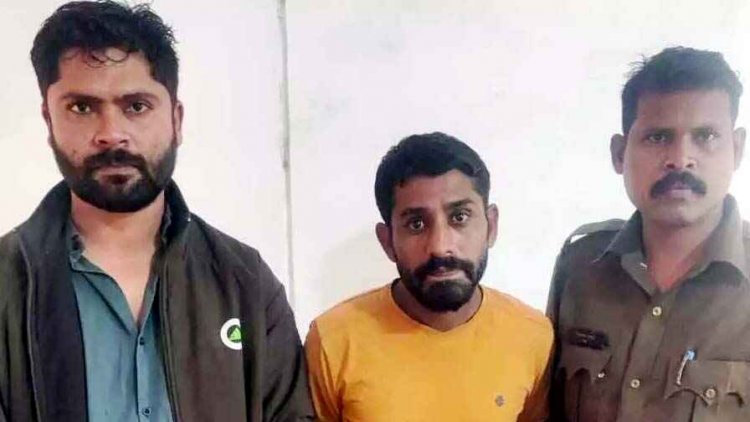 ऑनलाइन सट्टा के खिलाफ रायपुर में लिया एक्शन, मेडिसीन अस्पताल के पास 2 सटोरिए पवन मंगलानी और गोपाल धामेचा नगद रकम समेत गिरफ्तार