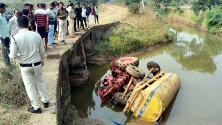 अनियंत्रित होकर नदी में गिरा पानी टैंकर, दबने से चालक की मौत, दुसरे हादसे में ट्रैक्टर पलटने से एक नाबालिग सहित दो की गई जान