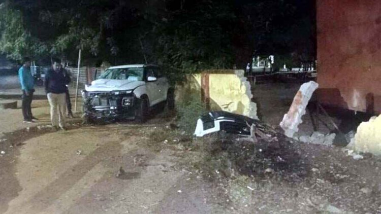 तेज रफ्तार कार और बाइक में जोरदार टक्कर, एक की मौके पर हुई मौत, दो घायल, हादसे का लाईव वीडियो आया  सामने, पसरा मातम