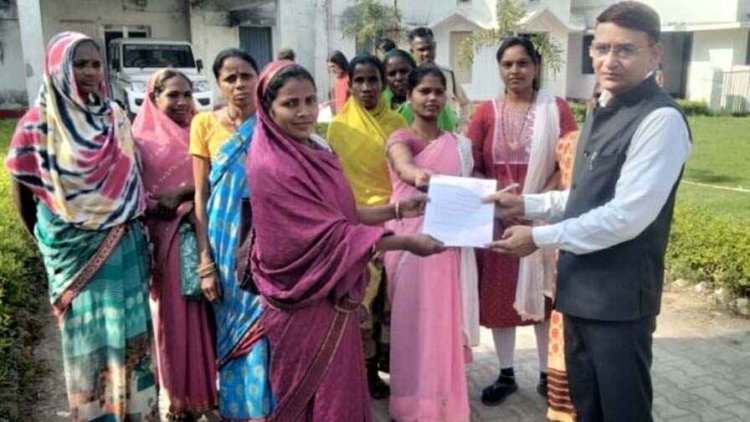 शराब दुकान हटाने की मांग को लेकर महिलाओं ने SDM को सौंपा ज्ञापन, नहीं हटने पर दी प्रशासन के खिलाफ आंदोलन की चेतावनी