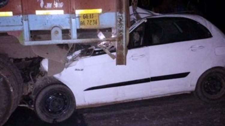 ट्रक में जा घुसी तेज रफ्तार कार, ओवरटेक के चक्कर में मौके पर हुई दो भाइयों की दर्दनाक मौत, परिवार में पसरा मातम, जांच में जुटी पुलिस
