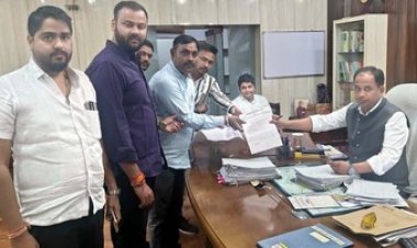 कलेक्टर कार्यालय का घेराव, प्रशासक बैठने के बाद भी पार्षद की सुनवाई करने वाले अधिकारी और ठेकेदार के खिलाफ भी कार्यवाही हो -संदीप तिवारी