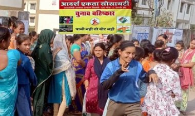 राजधानी रायपुर के पीएम आवास हितग्राहियों का फूटा गुस्सा, परेशान लोगों ने कॉलोनी के बाहर पोस्टर लगाकर प्रदर्शन कर किया चुनाव का बहिष्कार