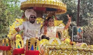 रायपुर में बेटे के साथ बहू ने भी बारात में लिया हिस्सा, इंजीनियर की शादी में दोस्तों ने दिया फावड़ा, बेलचा, गुनिया और झाड़ू देख दूल्हा-दुल्हन भी हैरान