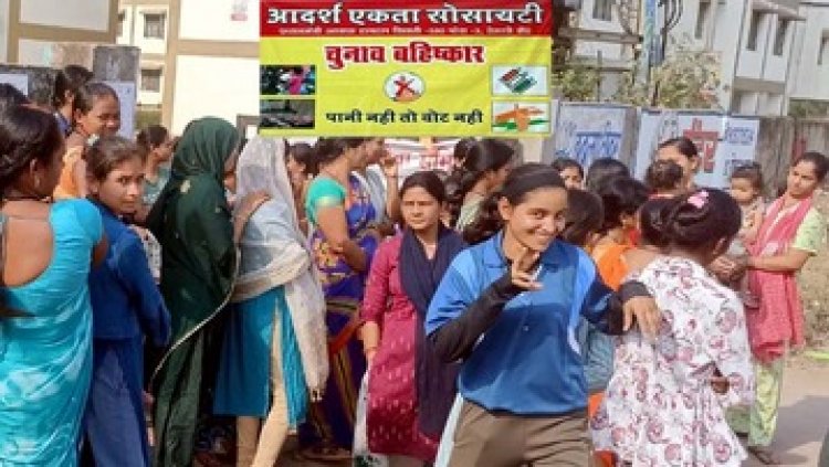 राजधानी रायपुर के पीएम आवास हितग्राहियों का फूटा गुस्सा, परेशान लोगों ने कॉलोनी के बाहर पोस्टर लगाकर प्रदर्शन कर किया चुनाव का बहिष्कार