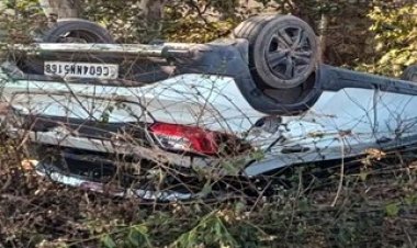 अज्ञात वाहन ने बाइक सवार दो ग्रामीणों की मौत, गुस्साए लोगों ने किया पुलिस गाड़ी और एंबुलेंस में तोड़फोड़, पुल से नीचे गिरी कार, घर में जा घुसी बाइक