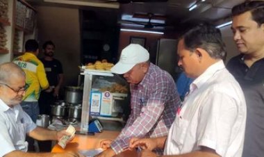 रायपुर की मशहूर काकाजी स्वीट दुकान में मिली गंदगी, शिकायत के बाद आकस्मिक निरीक्षण, निगम ने लगाया 2 हजार का जुर्माना