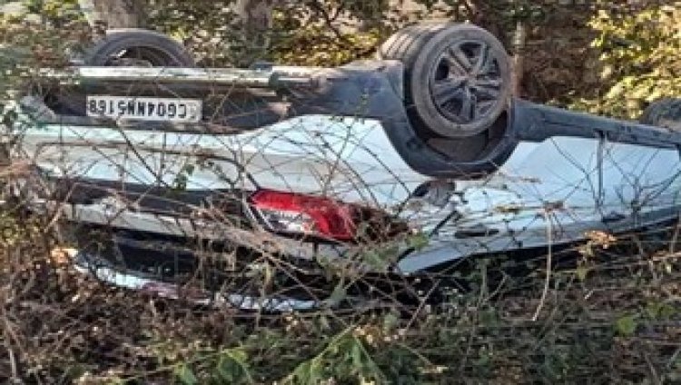 अज्ञात वाहन ने बाइक सवार दो ग्रामीणों की मौत, गुस्साए लोगों ने किया पुलिस गाड़ी और एंबुलेंस में तोड़फोड़, पुल से नीचे गिरी कार, घर में जा घुसी बाइक