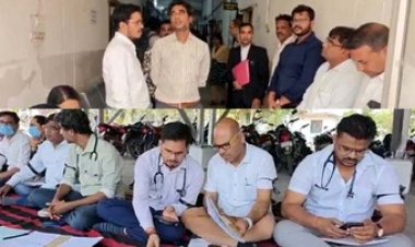 जिला हॉस्पिटल में OPD डॉक्टर नहीं करेंगे इलाज, सिविल सर्जन के खिलाफ चिकित्सकों का आंदोलन, साइकिल स्टैंड में OPD, डॉक्टरों का अनोखा प्रदर्शन