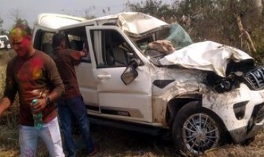 पेड़ से टकराई स्कॉर्पियो, हादसे में एसपी के वाहन चालक बलराम ठाकुर की मौत, इधर पुलिस गाड़ी से टकराई बाइक, सवार की गई जान