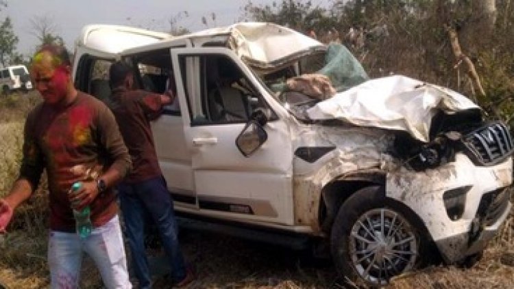 पेड़ से टकराई स्कॉर्पियो, हादसे में एसपी के वाहन चालक बलराम ठाकुर की मौत, इधर पुलिस गाड़ी से टकराई बाइक, सवार की गई जान