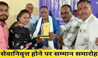 निगम में सेवा देकर सेवानिवृत्त हुए जोन 8 के राजस्व निरीक्षक सुनील रघुवंशी और दुर्गेश यादव का सम्मान करने पहुंचे सेवानिवृत्त अधिकारी