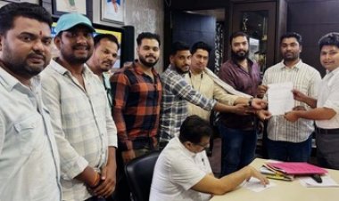 निगम क्षेत्र में प्याऊ घर खुलवाने रायपुर उत्तर विधानसभा युवा कांग्रेस के अध्यक्ष नवाज खान ने निगम कमिश्नर को सौंपा ज्ञापन