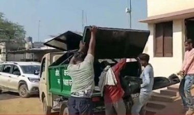 ट्रक के कुचलने से बाइक सवार युवक की मौके पर दर्दनाक मौत, पोस्टमार्टम के लिए शव को कचरा वाहन में पहुंचाया गया स्वास्थ्य केंद्र