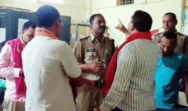 ASI पर दो लाख रुपए रिश्वत लेने का आरोप, रिश्वतखोरी के आरोप में ग्रामीणों ने पुलिस चौकी का किया घेराव, सटोरिए गए जेल