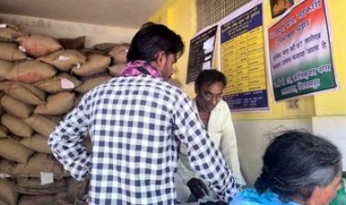 गरीबों के निवाले पर डाका डाल रहे दुकानदार, राशन के बदले नगदी रुपया, बीजेपी कार्यकर्ता कर रहा खुलेआम हेराफेरी, जिले मे अवैध व्यापार!