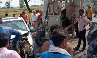 मिक्सर मशीन की बारातियों से भरी तेज रफ्तार कार की हुई जोरदार टक्कर, हादसे में 10 लोग घायल, वाहन के उड़े परखच्चे, एक टायर खेत में जा गिरा