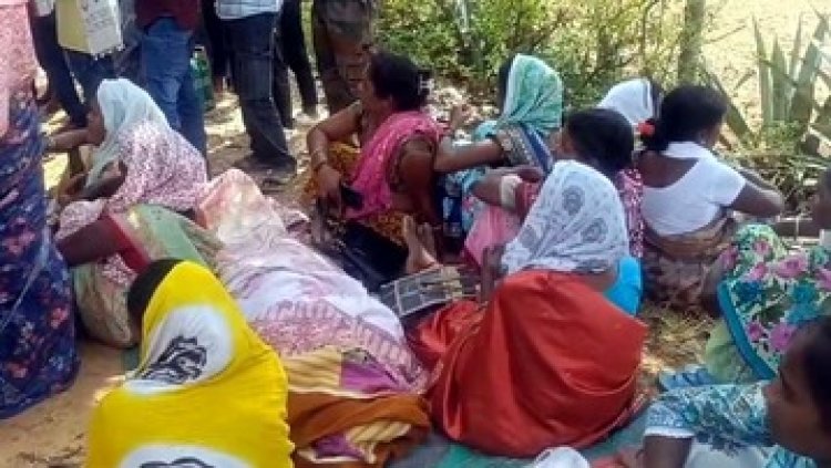 पुलिस के पूछताछ के बाद 20 वर्षीय युवक ने फांसी लगाकर की खुदकुशी, मृतक की मां ने प्रधान आरक्षक पर लगाया पैसे मांगने का आरोप