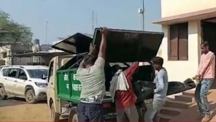 ट्रक के कुचलने से बाइक सवार युवक की मौके पर दर्दनाक मौत, पोस्टमार्टम के लिए शव को कचरा वाहन में पहुंचाया गया स्वास्थ्य केंद्र