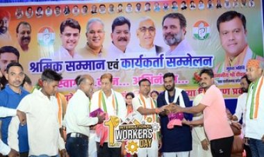 राजधानी में श्रमिक दिवस पर श्रम वीरों का कांग्रेस अध्यक्ष दीपक बैज ने किया सम्मान, श्रीफल, शॉल और टिफिन बॉक्स किया भेंट