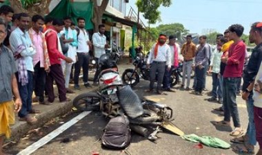 बोलेरो पति-पत्नी से टकराकर खड़ी बाइक से टकराई, महिला की हालत नाजुक, राजिम में बाइक ने साइकिल सवार को मारी टक्कर, बुजुर्ग का पैर कटकर अलग