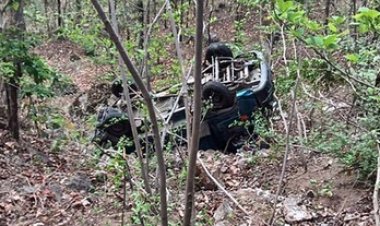 मुंडन कराकर लौट रहे परिवार के साथ सड़क हादसा, गहरी खाई में गिरी मालवाहक पिकअप, 6 महीने की बच्ची का सिर धड़ से अलग, 15 घायल