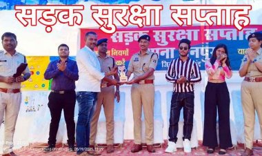 मैनपुर में यातायात जागरुकता अभियान, एसपी निखिल राखेचा और कलाकारों ने किया लोगों को जागरुक, बांटे गए हेलमेट, लर्निंग लाइसेंस वितरण