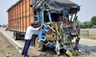 बिना इंडिकेटर और ब्रेक लाइट के सड़क पर लापरवाही से खड़े भारी वाहनों ने दो परिवारों से अपनों को छीना, दो हादसों में 2 ड्राइवरों की मौत
