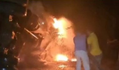 छत्तीसगढ़ में दर्दनाक सड़क हादसा, तेज रफ्तार वेन और ट्रक में टक्कर के बाद लगी भीषण आग, मची अफरा-तफरी, जिंदा जला ड्राइवर, 4 घायल