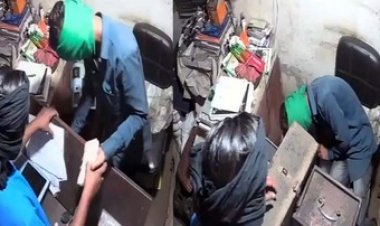 सरकारी राशन दुकान में चोरी, मुंह में कपड़ा बांधकर घुसे दो चोर, कैश काउंटर से 500-500 के बंडल लेकर फरार, CCTV में हुए कैद हुई पूरी वारदात