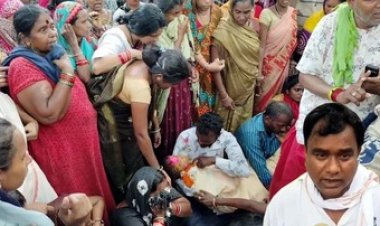 बुलडोजर मानवता पर भारी, कैंसर पीड़ित मासूम बच्चे की मौत, परिजनों का फूटा ग़ुस्सा, बच्चे का शव लेकर कलेक्ट्रेट में प्रदर्शन