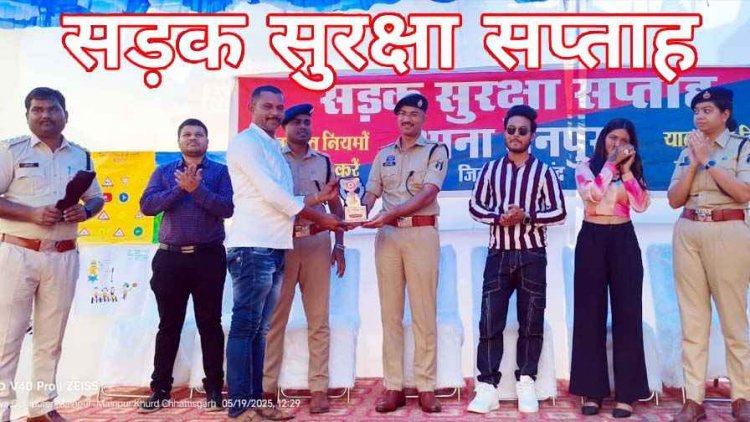 मैनपुर में यातायात जागरुकता अभियान, एसपी निखिल राखेचा और कलाकारों ने किया लोगों को जागरुक, बांटे गए हेलमेट, लर्निंग लाइसेंस वितरण