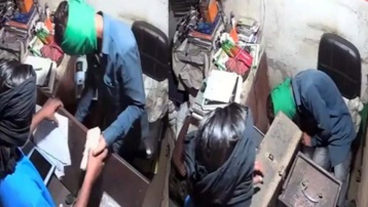 सरकारी राशन दुकान में चोरी, मुंह में कपड़ा बांधकर घुसे दो चोर, कैश काउंटर से 500-500 के बंडल लेकर फरार, CCTV में हुए कैद हुई पूरी वारदात