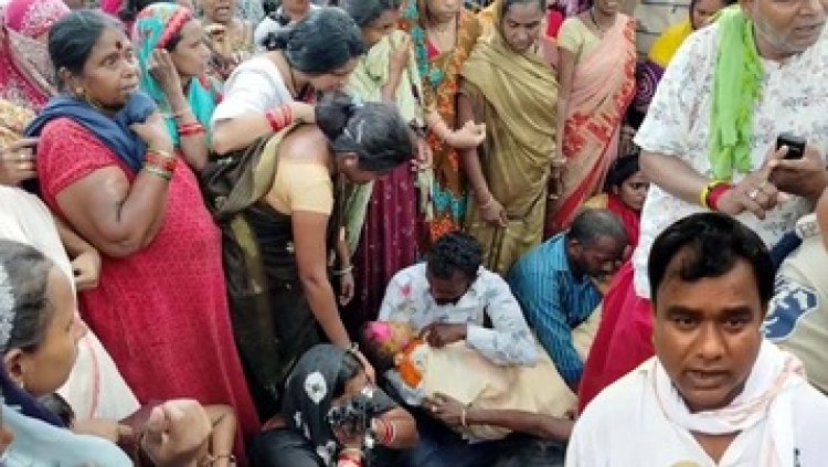 बुलडोजर मानवता पर भारी, कैंसर पीड़ित मासूम बच्चे की मौत, परिजनों का फूटा ग़ुस्सा, बच्चे का शव लेकर कलेक्ट्रेट में प्रदर्शन