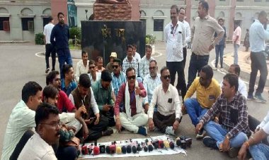 पत्रकारों पर हमले के बाद गरियाबंद में गरमाया माहौल, प्रशासन को मिला अल्टीमेटम, 7 दिन में कार्यवाही नहीं हुई तो होगा चक्काजाम