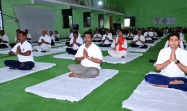 हजारों लोगों ने किया योगाभ्यास, मंत्री टंक राम वर्मा ने दिलाया स्वस्थ जीवन का संकल्प, विधायक रोहित साहू ने बढ़ाया उत्साह